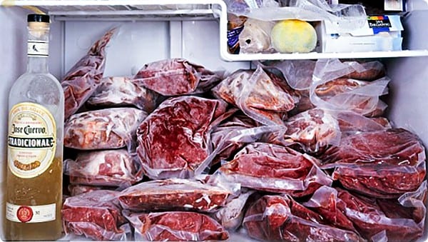  Thịt cá trong ngăn đông tủ lạnh 