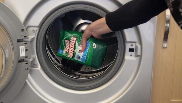  Sử dụng bột vệ sinh máy giặt