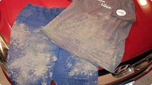  Cách làm sạch và khử trùng quần áo dính nhiều bùn đất sau ngập 