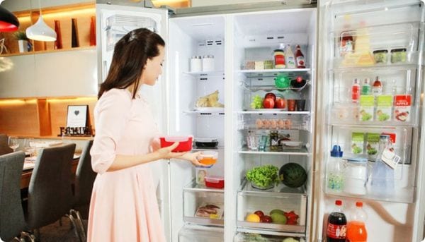 Lấy hết thực phẩm ra khỏi tủ lạnh