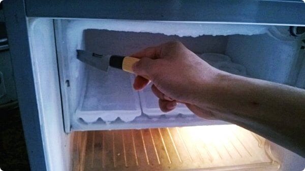  Hãy xả đông tủ lạnh định kỳ nhé 
