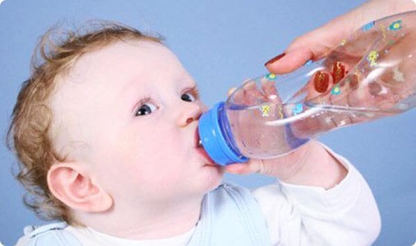  Cho trẻ uống nhiều nước 