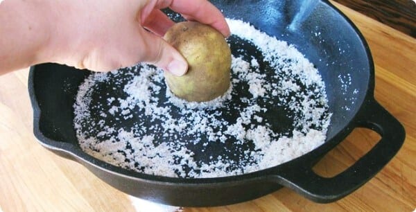  Mẹo dọn nhà - Dùng khoai tây đánh bay vết rỉ sét nồi 
