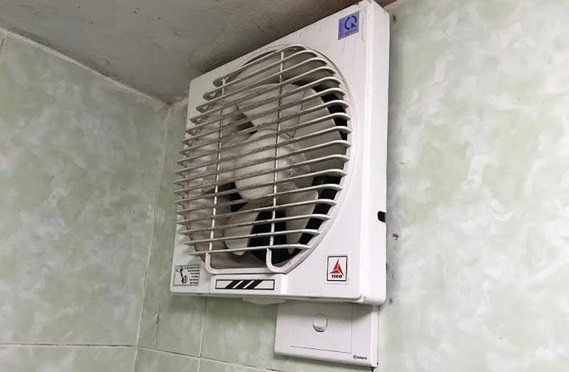  Quạt thông gió sẽ giúp hút bớt khí CO trong phòng ra ngoài khi sử dụng máy lạnh 