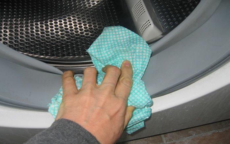  Gioăng cửa máy giặt cửa trước thường là đọng cặn bẩn sau khi giặt 