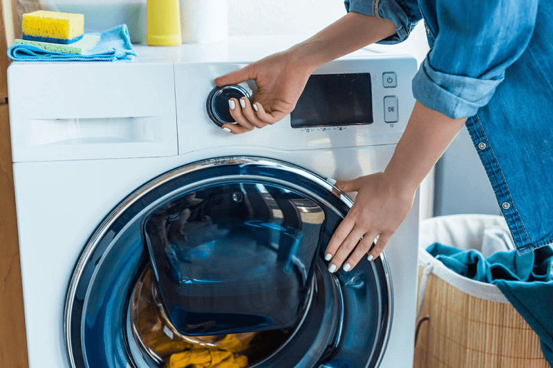  Máy giặt có mùi hôi - Bạn nên mở cửa máy giặt để máy khô thoáng 