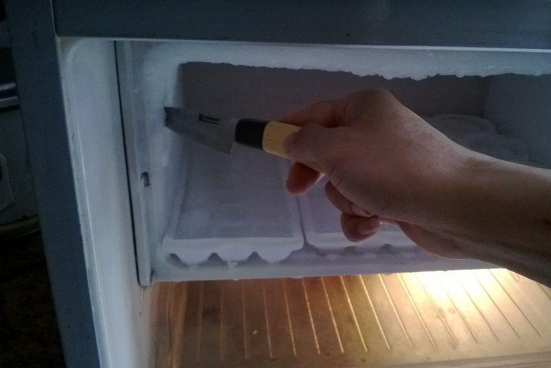  Dùng dao nạo tuyết là việc làm sai lầm vì bạn có thể làm thủng tủ gây rò rỉ gas 