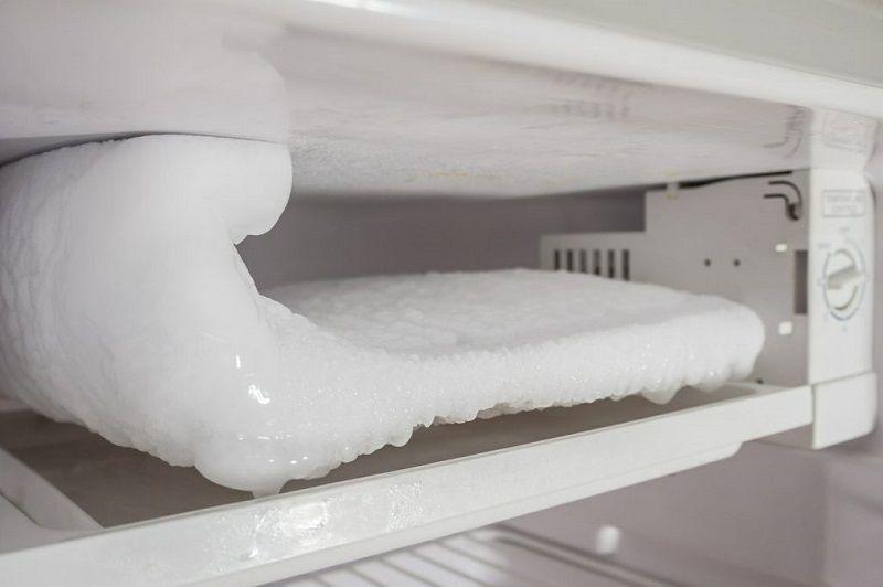  Tuyết đóng dày đặc chiếm diện tích tủ lạnh và làm tiêu tốn nhiều điện năng 