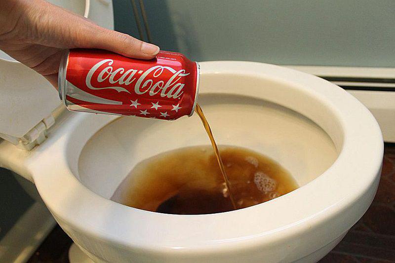  Nhờ thành phần có chứa chất axit nên Coca dễ dàng phân hủy chất thải 