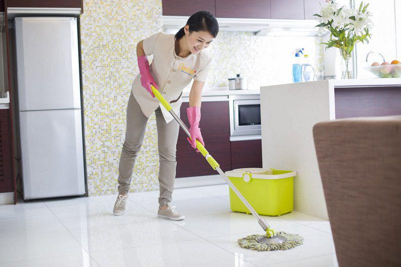  Duy trì vệ sinh sàn nhà và khe sàn thường xuyên để giữ chúng luôn sạch sáng 