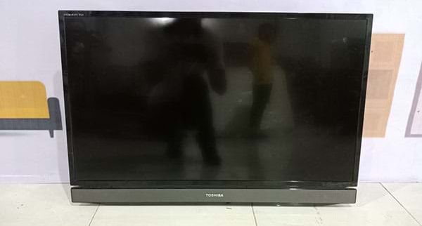 Thay màn hình tivi tosiba 32 inch model 32PB200V (bảo hành 3 tháng)