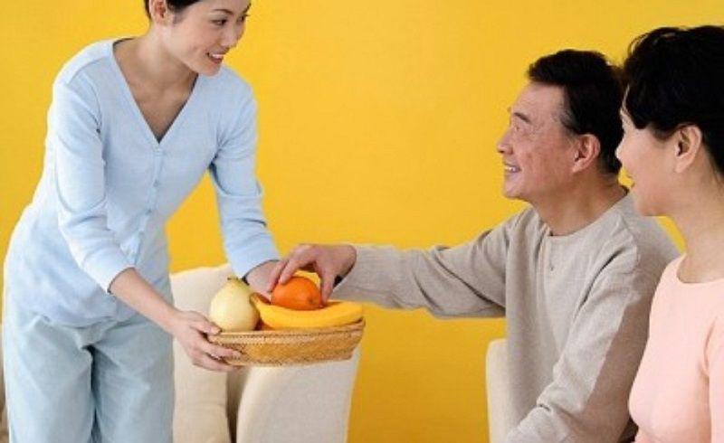 Nếu nhà bạn có người già cần chăm sóc thường xuyên thì loại hình giúp việc ở lại sẽ phù hợp hơn