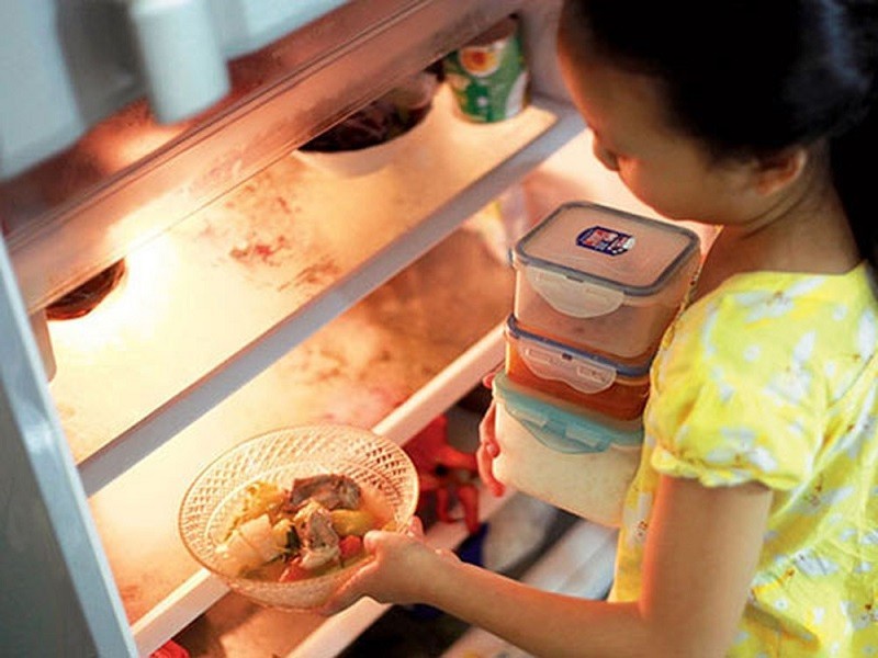 Đậy kín thức ăn khi để vào tủ lạnh để hạn chế hình thành vi khuẩn và không gây mùi hôi
