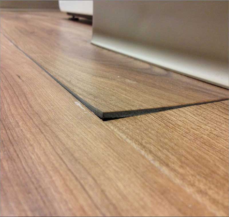 Sàn gỗ khi gặp độ ẩm cao sẽ bị nở ra và bị cong vênh