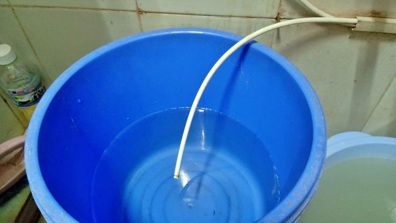 Hứng nước thải máy lọc nước